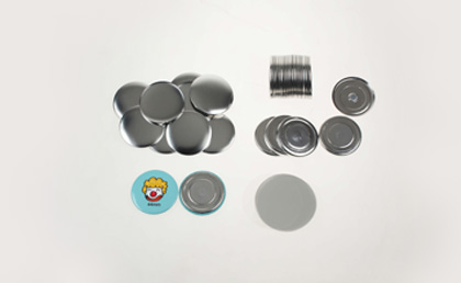 100 placek 44 mm s magnetem (odznaky, buttony)